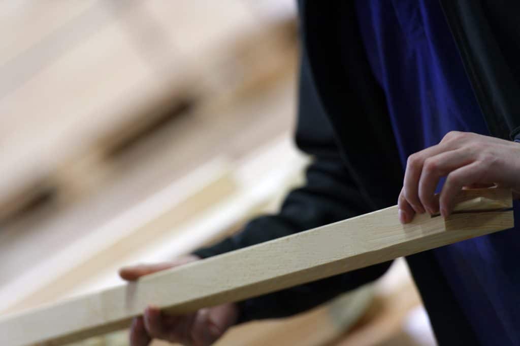 Holzleisten werden für die Leinwandproduktion geprüft